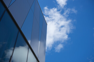 青い空と現代的な壁