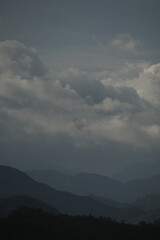 鳥取県の朝の山並みにかかる雨雲