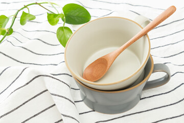 空のスープカップとスプーン