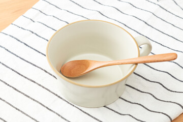 空のスープカップ