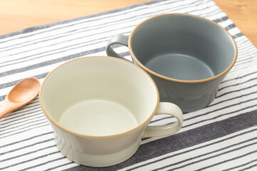 空のスープカップ