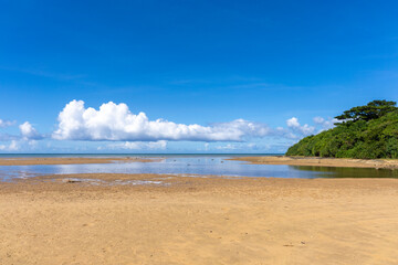 西表島のクーラ橋付近の浜辺から見た景色、8月