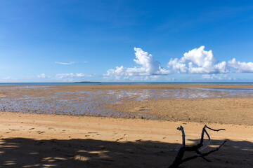 西表島のクーラ橋付近の浜辺から見た景色、8月