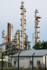 Chemieindustrie mit Raffinerie in Burghausen, am Abend