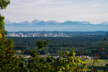 Blick auf  Chemieindustrie in  Burghausen,  mit Alpen im Hintergrund