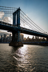 Obraz premium Architecture of metropolis city. The historic Manhattan Bridge.