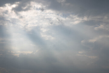 구름 사이로 흘러 나오는 햇살
