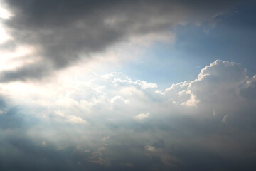 하늘 위 아름다운 구름의 모습