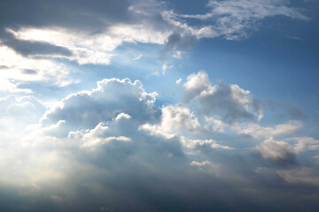구름 사이로 비치는 햇살 