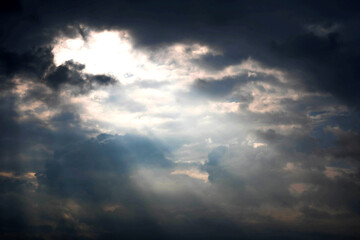 구름 사이로 비치는 햇살 