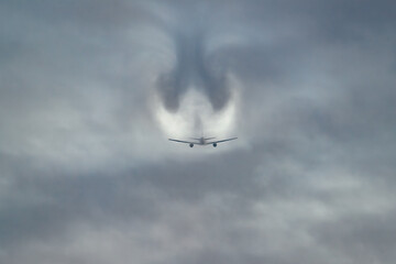 美しい空・雲・気象現象を背景に飛行する航空機　夕空　朝　夕日