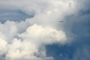 美しい空・雲・気象現象を背景に飛行する航空機　夕空　朝　夕日