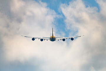 美しい空・雲・気象現象を背景に飛行する航空機　夕空　朝　夕日