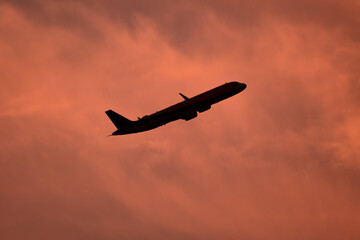 美しい空・雲・気象現象を背景に飛行する航空機　夕空　朝　夕日