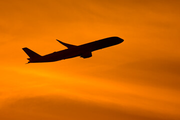 美しい空・雲・気象現象を背景に飛行する航空機　夕空　朝　夕日