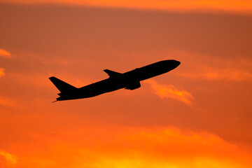 美しい空・雲・気象現象を背景に飛行する航空機　夕空　朝　夕日