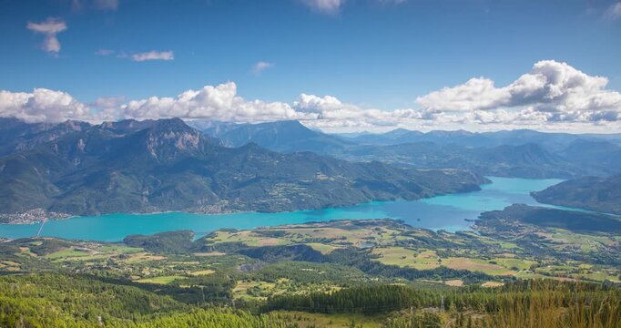 Vue sur le Lac de Serre-Pon&ccedil;on en saison d'&eacute;t&eacute; dans les Hautes-Alpes