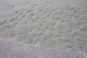 風によって海岸に自然にできた美しい砂の波