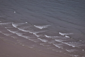 Naklejka premium Shoreline with Gentle Waves in Scarborough, UK.