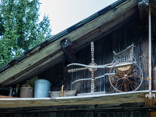 patrimoine alpin et campagne avec poussette en bois et pots &agrave; lait