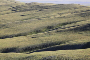 Grüne Berge mit geologischen Spalten