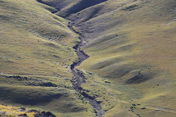 Grüne Berge mit geologischen Spalten