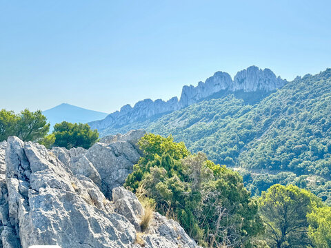 Vue sur les Dentelles de Montmirail, situ&eacute;es dans le d&eacute;partement fran&ccedil;ais de Vaucluse, lors d'un randonn&eacute;e estivale