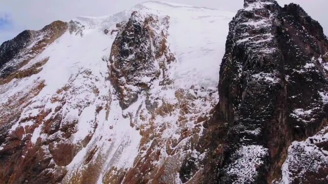 Paisajes del parque nacional natural los nevados, en donde se observan los frailejones, humedales y nevado del Tolima, nevado del Ru&iacute;z y nevado santa Isabel