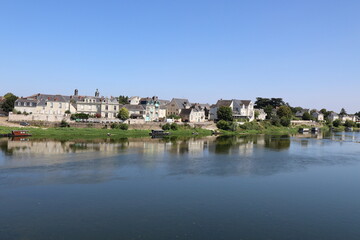 Fototapeta premium Le fleuve la Loire dans la ville de Saumur, ville de Saumur, département du Maine et Loire, France