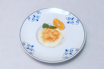 Gourmet rice pudding with Madagascar vanilla and rum-soaked raisins, served in a glass with a caramel crunch