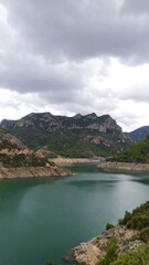 Obraz premium Mountain lake landscape under cloudy sky