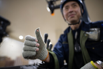 フォークリフトに乗る男性の手元