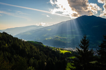 Sonnenstrahlen &uuml;ber dem Eisacktal in S&uuml;dtirol