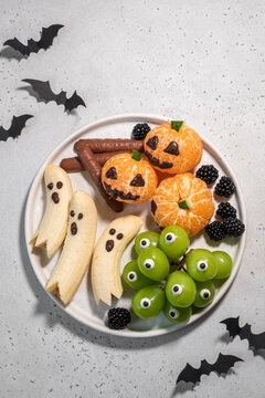 Naklejki A plate of Halloween themed fruit and vegetables