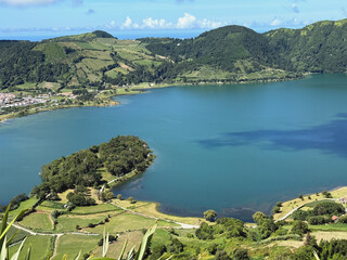 Halbinsel im blauen Kratersee bei Sete Cidades auf den Azoren