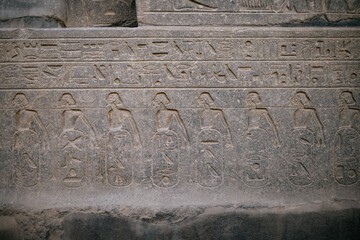 Relieve egipcio con figuras y jeroglíficos en el Templo de Luxor