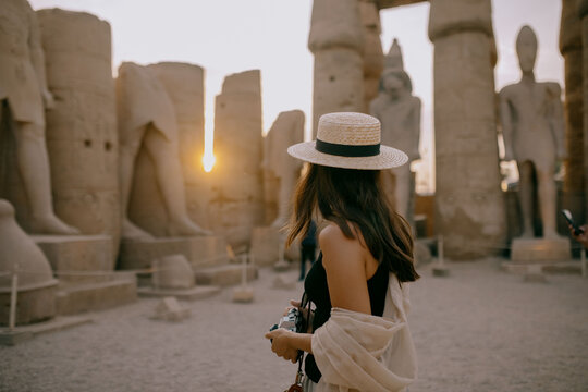 Estatuas colosales en el Templo de Luxor, Egipto