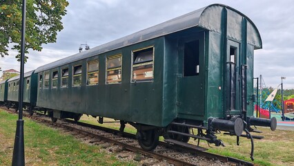 Obraz premium Vintage green passenger train carriage