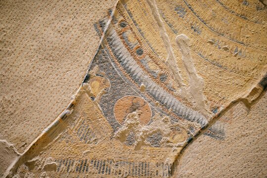 Arte mural egipcio con figura y patrones en el Valle de los Reyes