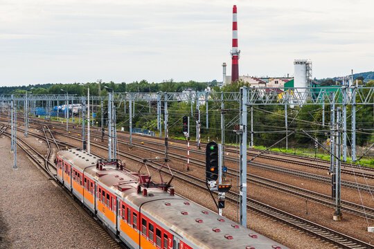 en57 leaving Trzebinia station with the refinery in the background