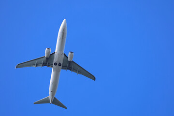 青空に向かって離陸する飛行機