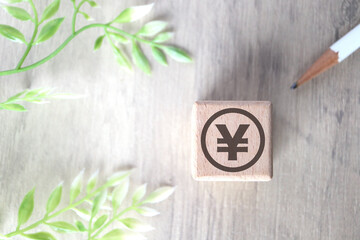 木のブロックに円記号。シンプルなコピースペースあり素材。