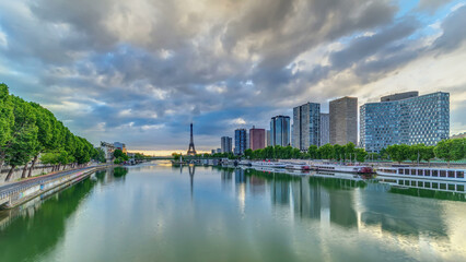 Naklejka premium Eiffel Tower sunrise timelapse with boats on Seine river and in Paris, France.