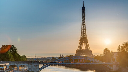 Fototapeta premium Eiffel Tower sunrise timelapse with boats on Seine river and in Paris, France.