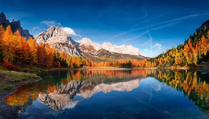 Fototapeta premium Autumnal Alpine Lake Scenery