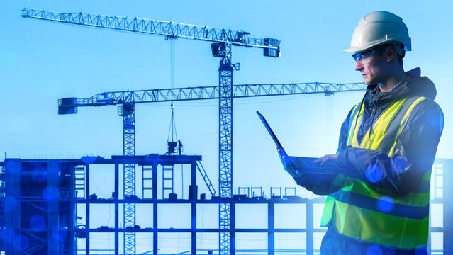 Engineer with laptop supervises construction site progress and monitors building framework. Structural control and project management ensure safety, efficiency and quality of construction.