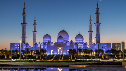 Naklejka premium Sheikh Zayed Grand Mosque in Abu Dhabi day to night timelapse after sunset, UAE