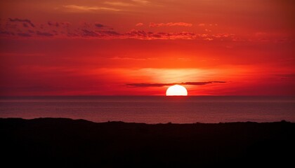 Naklejka premium Breathtaking Sunrise In Shades Of Red And Velvet