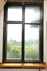 Obraz premium Old window with empty wooden sill in room