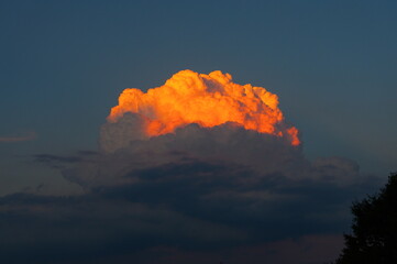 夕焼け色に光る入道雲